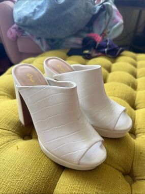 Qupid White Croc-Embossed Peep-Toe Platform Mules